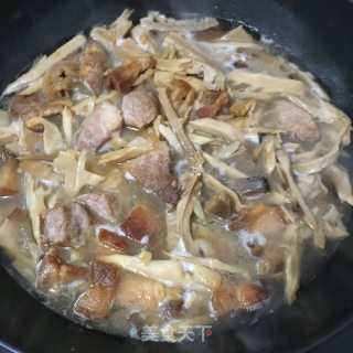五花肉红烧笋干的做法步骤：7