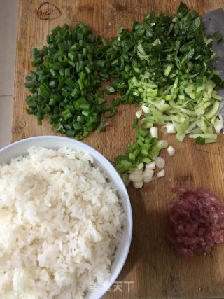 香葱柴鸡蛋肉末炒饭的做法步骤：1