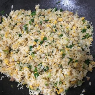 香葱柴鸡蛋肉末炒饭的做法步骤：7