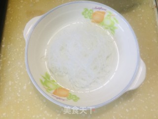 蒜蓉粉丝蒸大虾的做法步骤：1