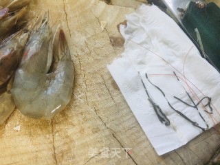 蒜蓉粉丝蒸大虾的做法步骤：2