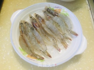 蒜蓉粉丝蒸大虾的做法步骤：3