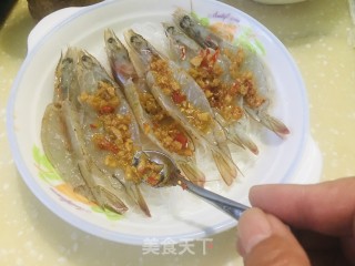 蒜蓉粉丝蒸大虾的做法步骤：4