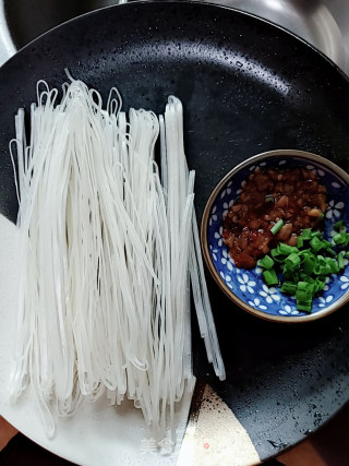 酸辣汤米粉的做法步骤：1