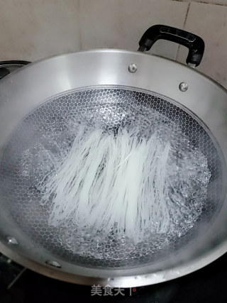 酸辣汤米粉的做法步骤：2