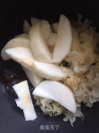 银耳桃胶梨子汤的做法步骤：3