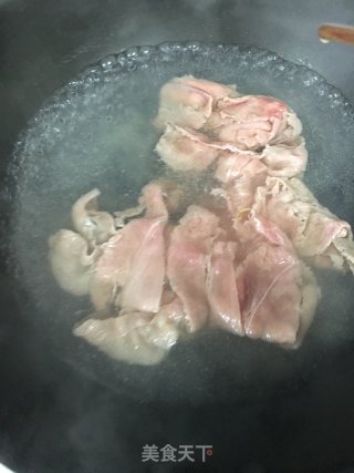 黑胡椒酱洋葱炒肥牛的做法步骤：2