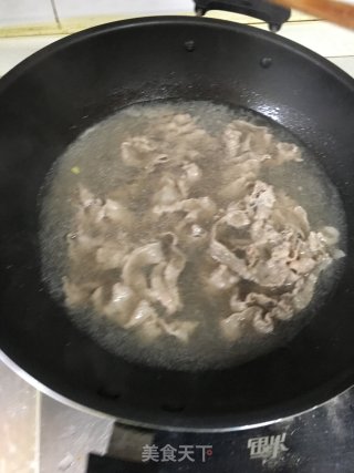 黑胡椒酱洋葱炒肥牛的做法步骤：3