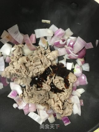 黑胡椒酱洋葱炒肥牛的做法步骤：7