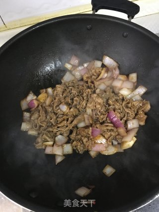 黑胡椒酱洋葱炒肥牛的做法步骤：8