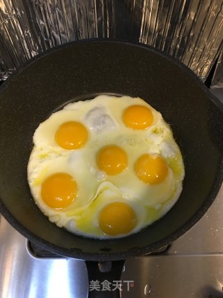 煎煮荷包蛋的做法步骤：1