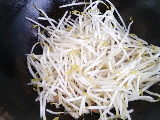 绿豆芽炒猪肉丝的做法步骤：6