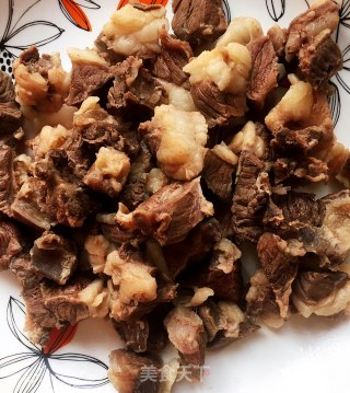 番茄油豆腐炖牛腩的做法步骤：1