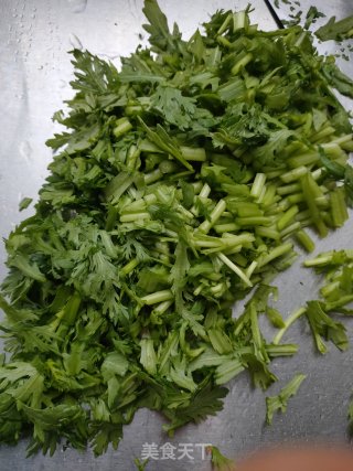 玉米面茼蒿鸡蛋饼的做法步骤：2