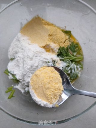 玉米面茼蒿鸡蛋饼的做法步骤：3