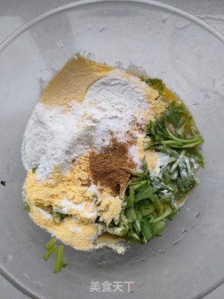 玉米面茼蒿鸡蛋饼的做法步骤：4
