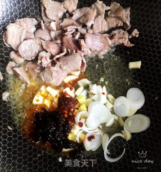 猪肉木耳烧豆腐的做法步骤：9