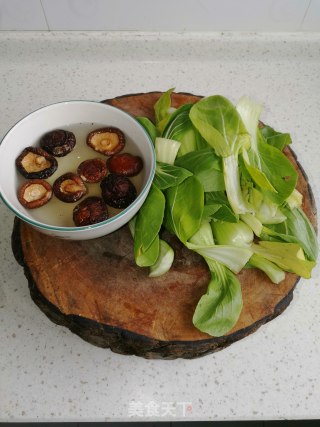 油菜烧香菇的做法步骤：1