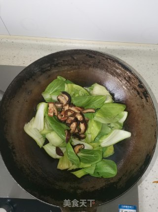 油菜烧香菇的做法步骤：2