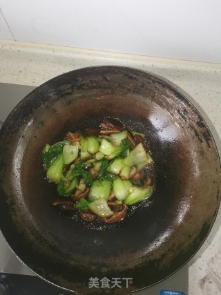 油菜烧香菇的做法步骤：3