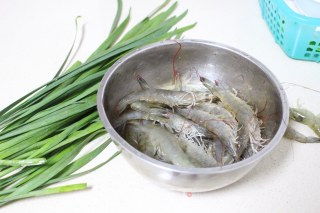 鲜虾韭菜水饺的做法步骤：1