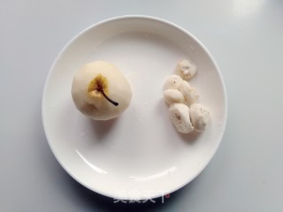 生梨荸荠白果汤的做法步骤：2