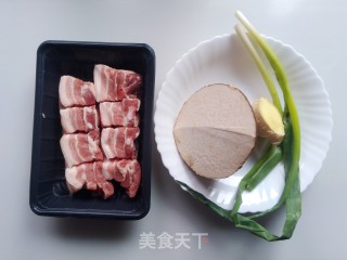 五花肉烧芋头的做法步骤：1