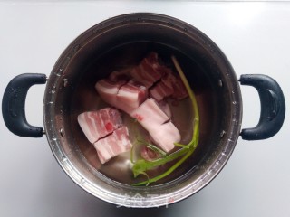 五花肉烧芋头的做法步骤：2