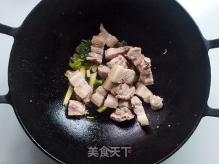 五花肉烧芋头的做法步骤：5