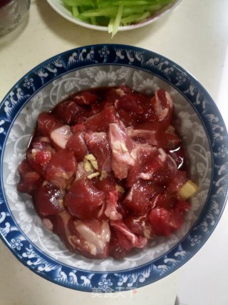 胡萝卜炖牛肉的做法步骤：1
