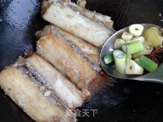 杏鲍菇烧带鱼的做法步骤：5