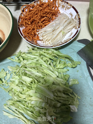 包菜炒双菇的做法步骤：1