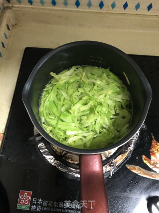 包菜炒双菇的做法步骤：2
