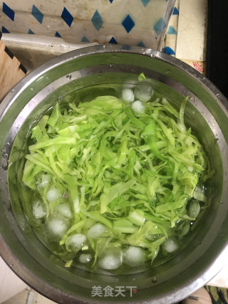包菜炒双菇的做法步骤：3
