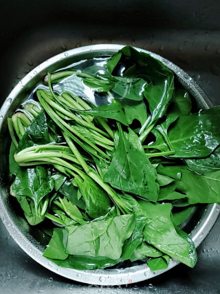 菠菜炒肉丝的做法步骤：1