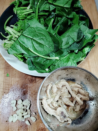 菠菜炒肉丝的做法步骤：2