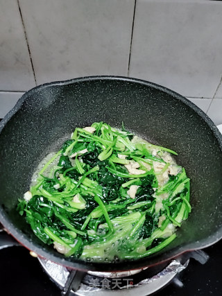菠菜炒肉丝的做法步骤：7