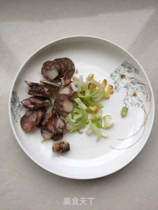 香肠炒青椒的做法步骤：2