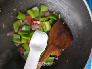 香肠炒青椒的做法步骤：9