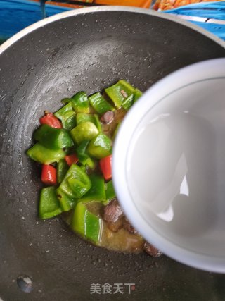 香肠炒青椒的做法步骤：10