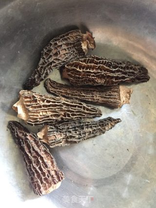 三菌浸瘦肉汤的做法步骤：1