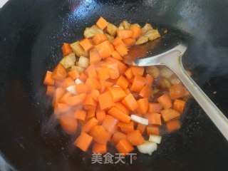 胡萝卜肉丁焖饭的做法步骤：7