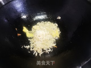 虾皮炒西葫芦的做法步骤：3