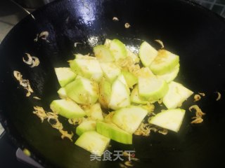 虾皮炒西葫芦的做法步骤：4