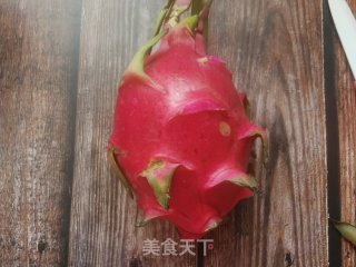 火龙果草莓果盘的做法步骤：1