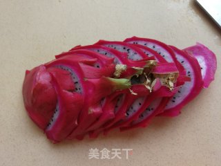 火龙果草莓果盘的做法步骤：2