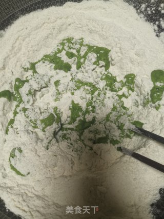 手擀菠菜面的做法步骤：1