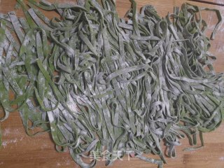 手擀菠菜面的做法步骤：6