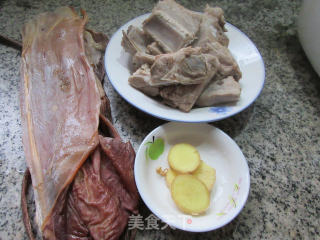 鱿鱼干排骨汤的做法步骤：1