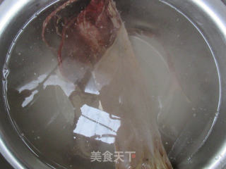 鱿鱼干排骨汤的做法步骤：2